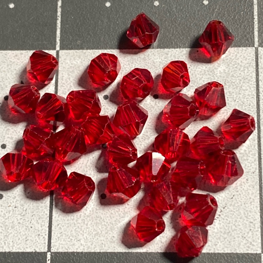 V Swarovski 4mm LT Siam Bicone (30)